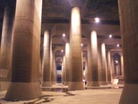 調圧水槽。奥に見える人影と対比すると、その大きさが分かります